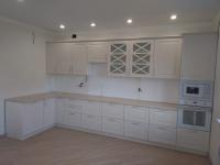 Классический кухонный гарнитур белый с витражными фасадами